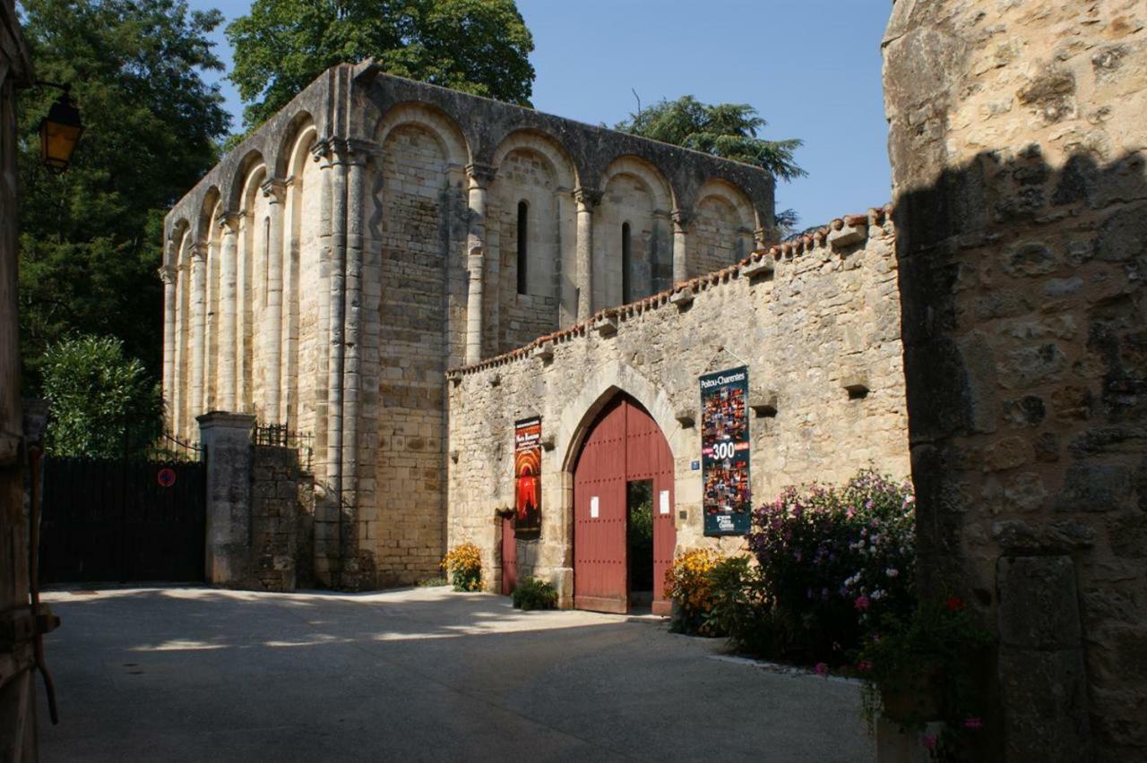 Bed and Breakfast La Vieille Maison Rose Nanteuil-en-Vallee Экстерьер фото